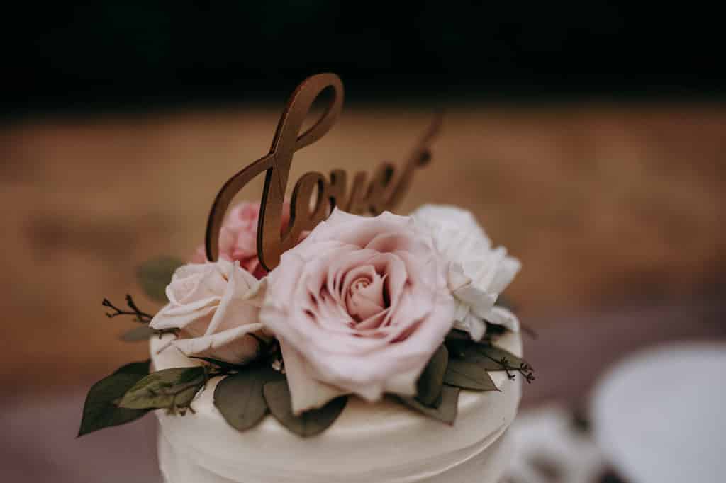 beautiful roses on the wedding cake at Sunshine Coast Wedding Gibsons BC